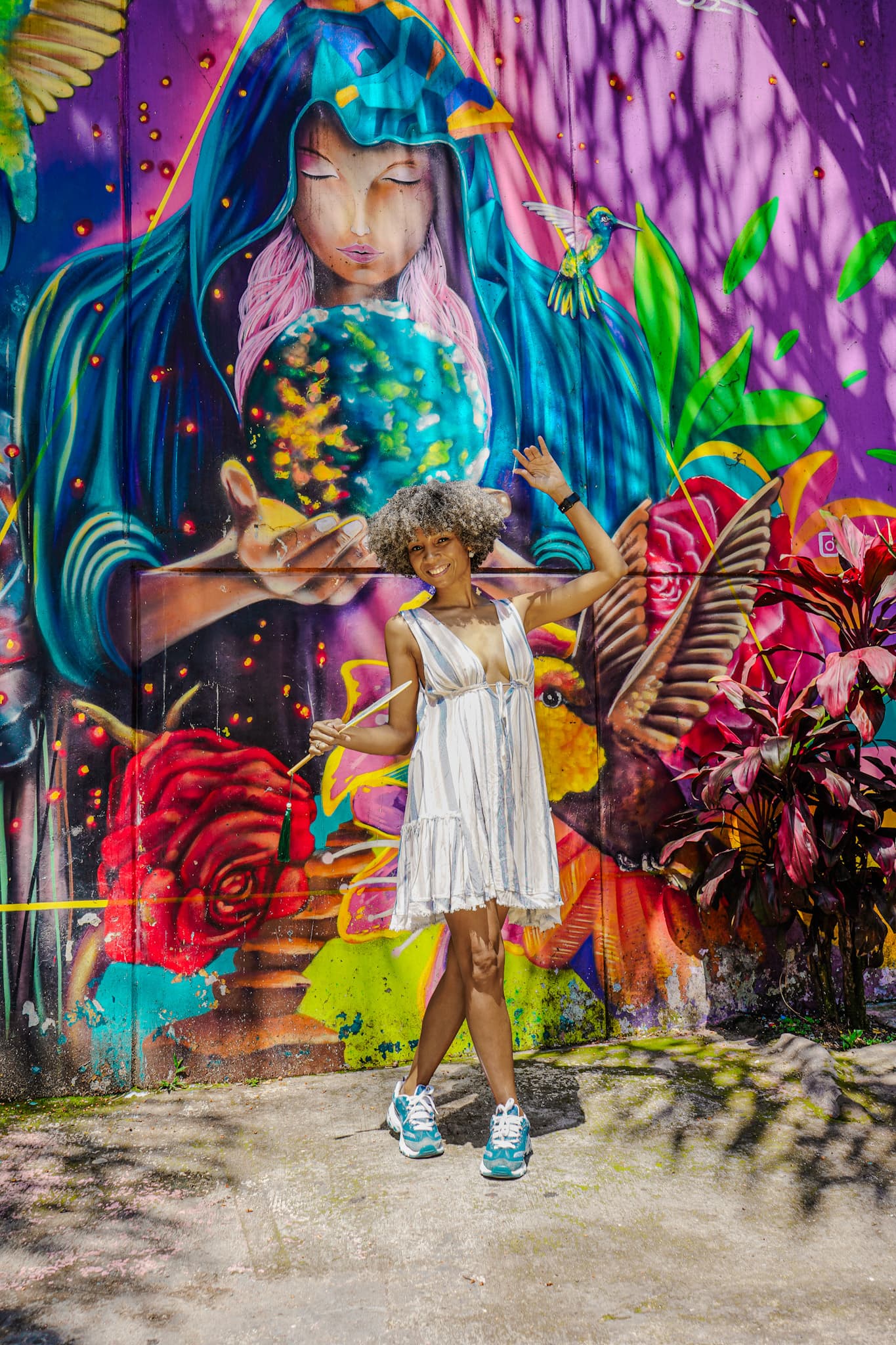 mujer posando en grafiti de la comuna 13
